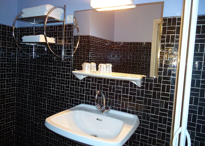 Hotel Des Voyageurs Millau